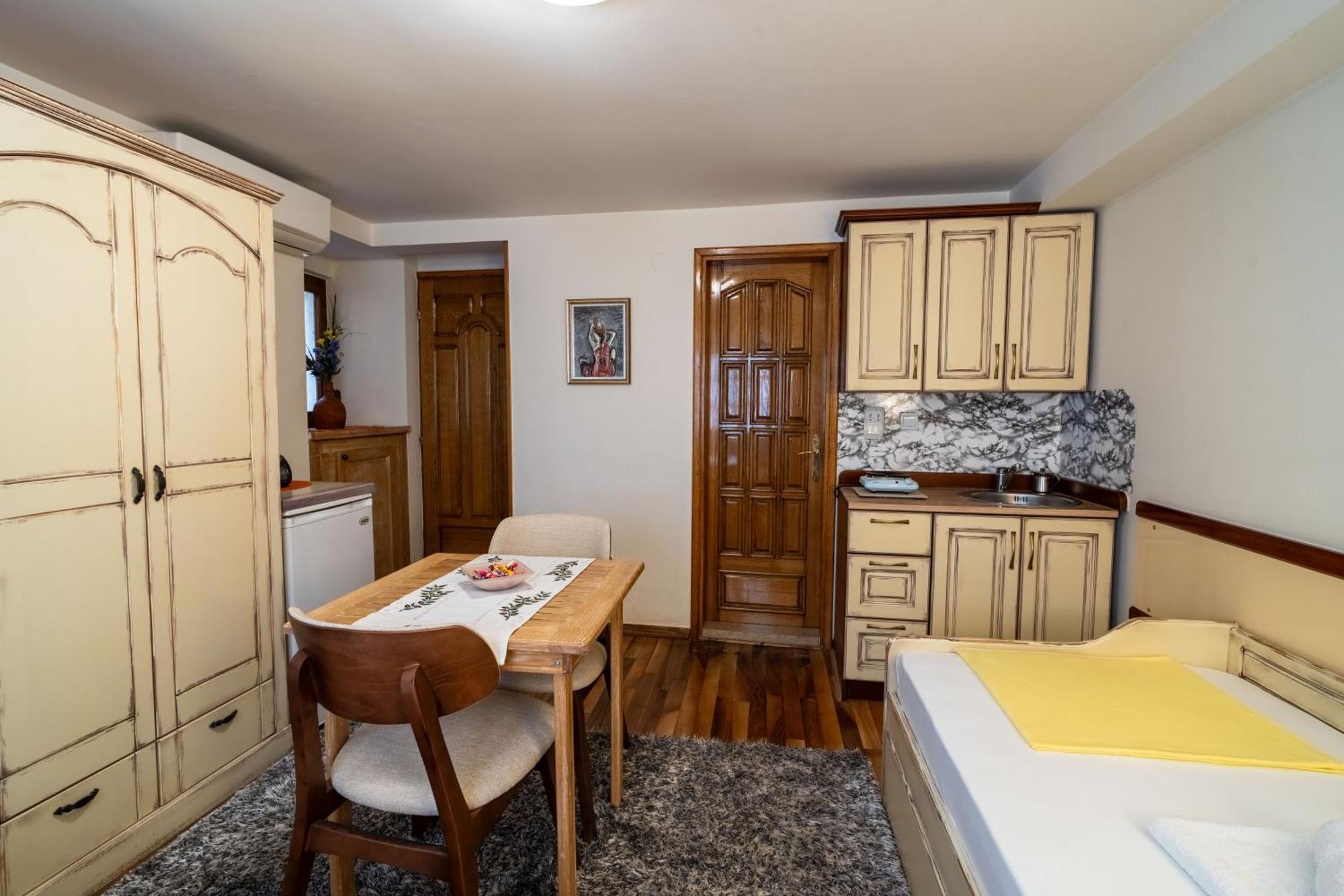 Studios Belvi Kotor Bagian luar foto